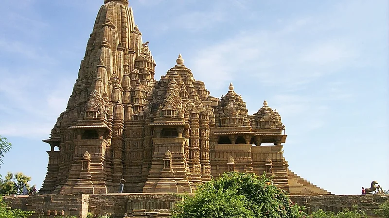 वैदिक मंदिर स्थापत्य का क्वांटम विज्ञान: गर्भगृह, घंटा-नाद और प्राण-ऊर्जा चक्रवात